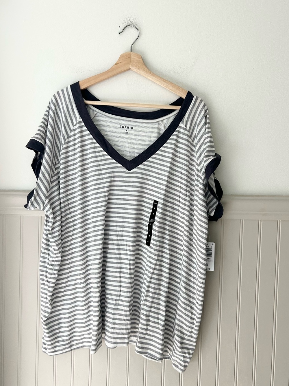 ⭐️ NEW Torrid Gray White Striped V-Neck Tee Girlfriend Short Sleeve Size 4X